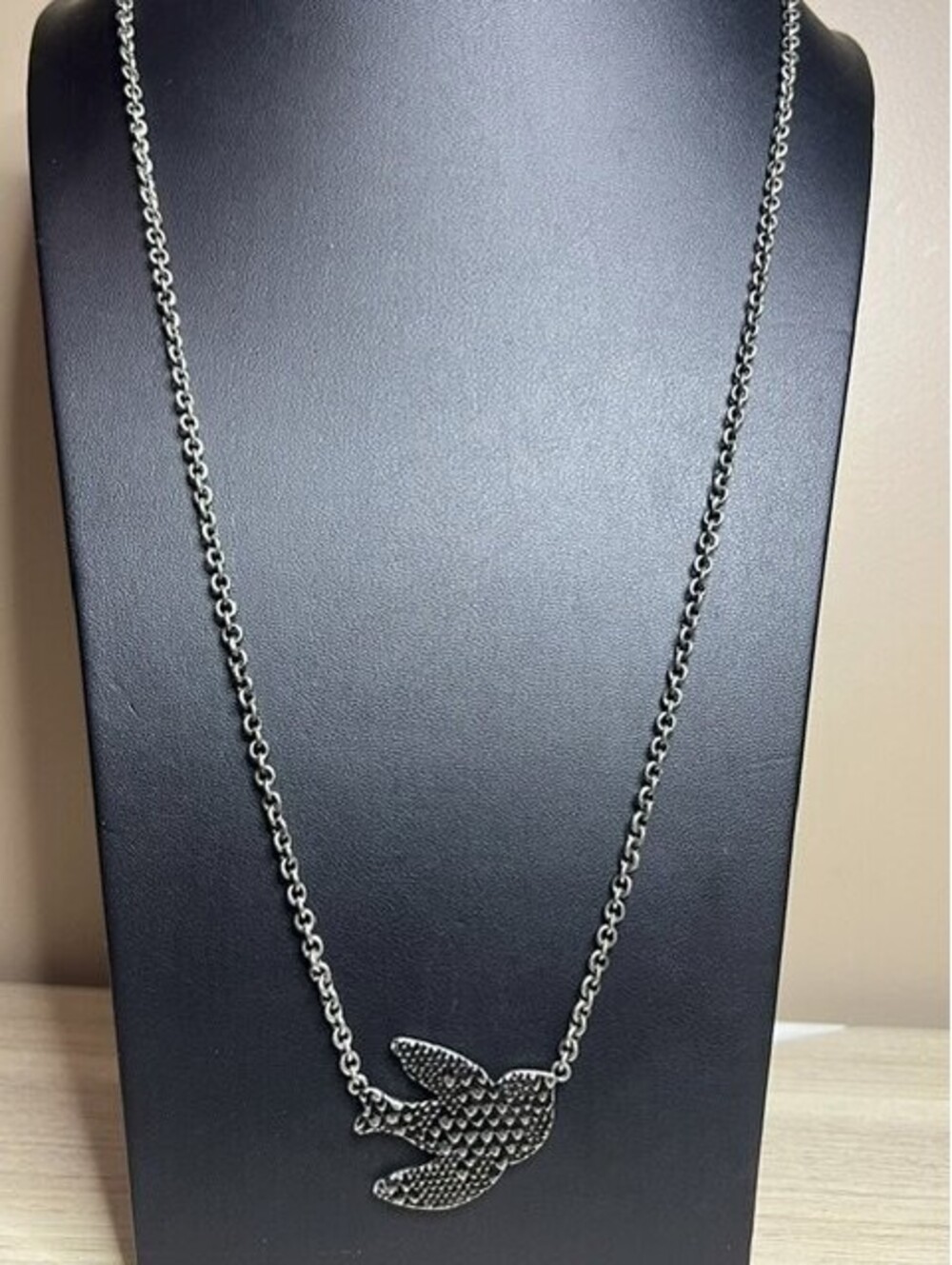 B7293 MARC BY MARC JACOBS Bird Pendant Necklace 32"  Chain Textured Silver Tone